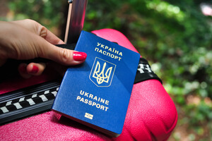 Перший український паспорт: як його оформити за кордоном особам старше 18 років