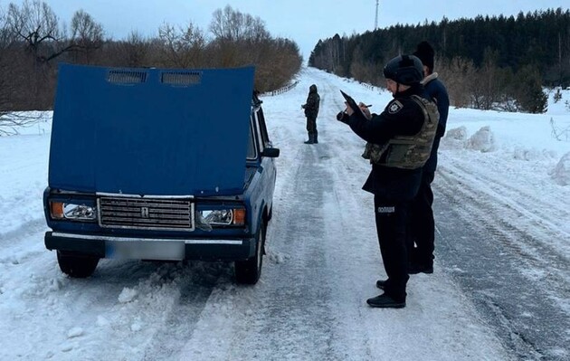 В Черниговской области россияне сбросили взрывчатку на гражданский автомобиль