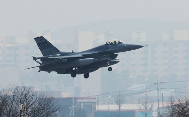 В Южной Корее разбился истребитель F-16. Пилоту удалось катапультироваться