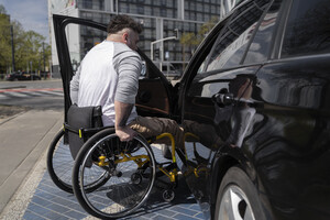 В Украине лица с инвалидностью могут сдавать практический экзамен по вождению на специальных авто