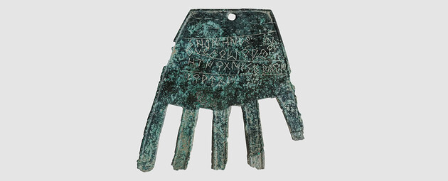 Археологи нашли загадочную древнюю бронзовую руку, покрытую надписями