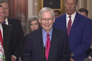 Митч МакКоннелл уходит с поста лидера республиканцев в Сенате США