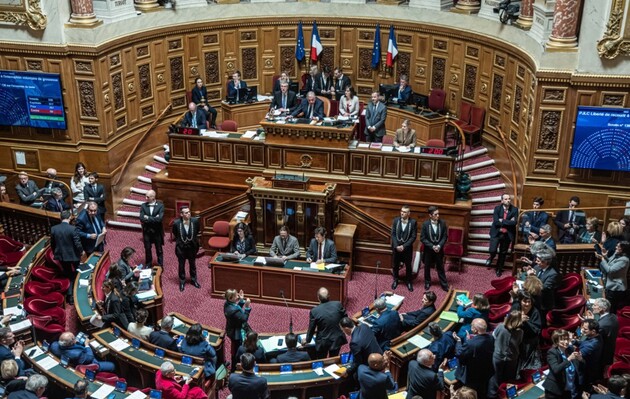 Сенат Франции поддержал решение закрепить в конституции право женщины на аборт