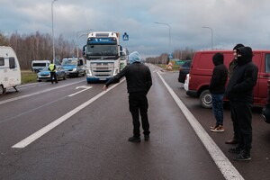 Польські протестувальники заблокували виїзд вантажного транспорту на ПП «Угринів»