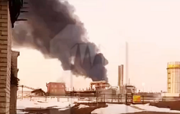 После атаки дронов на нефтеперерабатывающем заводе в Рязани вспыхнул пожар – росСМИ