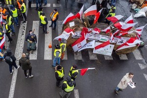 Польские митингующие разблокировали движение легковых автомобилей и автобусов на одном из пунктов пересечения