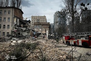 Спасатели показали фото последствий удара по Киеву. Под завалами могут быть люди
