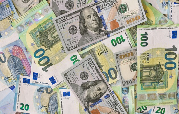 Курс валют: гривня оновила рекорд з падіння щодо долару та євро
