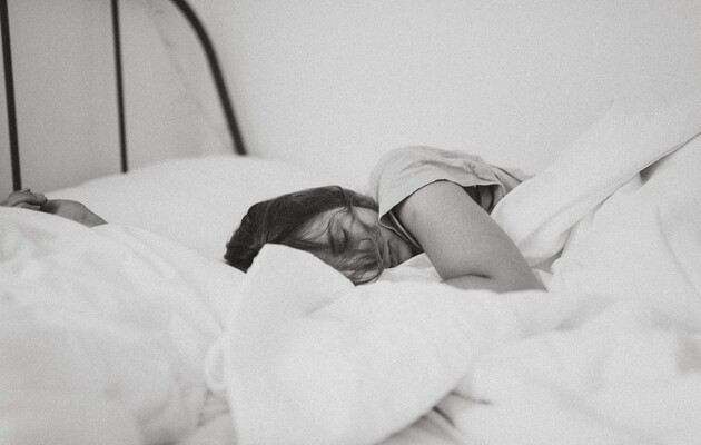 Дві ночі без сну можуть змусити людей почуватися старшими – дослідження