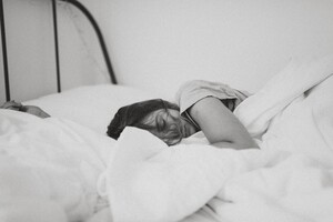 Дві ночі без сну можуть змусити людей почуватися старшими – дослідження