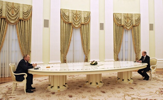 Шольц згадав про останню розмову з Путіним та нескінченно довгий стіл диктатора 
