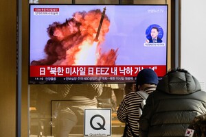 Северная Корея запустила баллистическую ракету средней дальности
