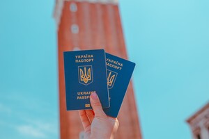 Закордонний паспорт: як його оформити українцям у Європі