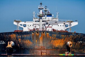 Танкери з нафтою РФ “застрягли” в морі через нові санкції США