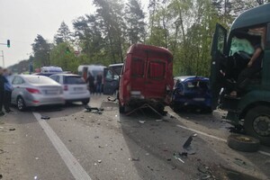 Водитель грузовика заснул за рулем: под Киевом столкнулись сразу шесть автомобилей
