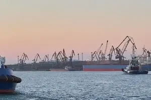 Росіяни пів дня обстрілюють Одещину, пошкоджена портова інфраструктура