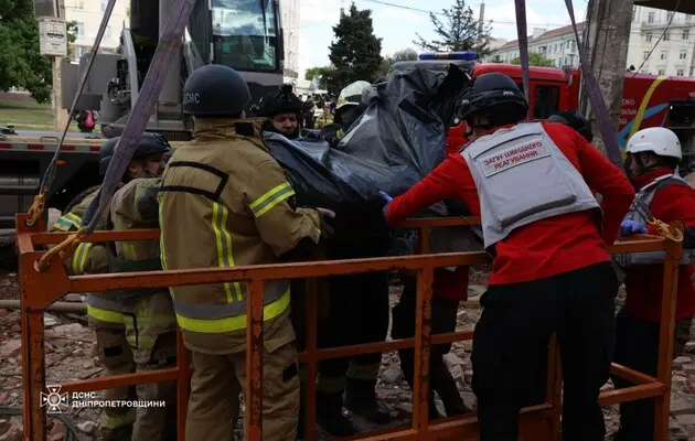 Российский удар по Днепру: спасатели вытащили тело третьего погибшего