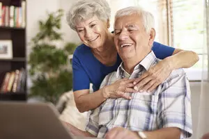 Люди з віком “відсувають” роки, які вважають старістю – дослідження