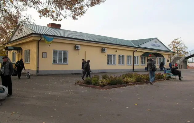 РФ нанесла ракетный удар по железнодорожному вокзалу в Балаклее: возросло количество раненых