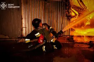 Після ракетного удару масштабна пожежа в Одесі тривала кілька годин - вогнеборці опублікували відео
