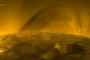 «Пушистое» Солнце: космический аппарат снял впечатляющее видео нашей звезды