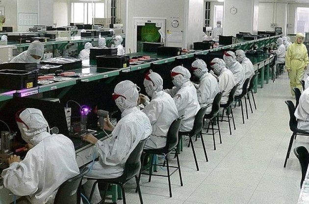Samsung обвинили в рабских условиях труда: по 16 часов в день и один выходной в месяц
