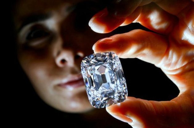 Гигантский бриллиант продан на аукционе за $21,5 млн (ФОТО)
