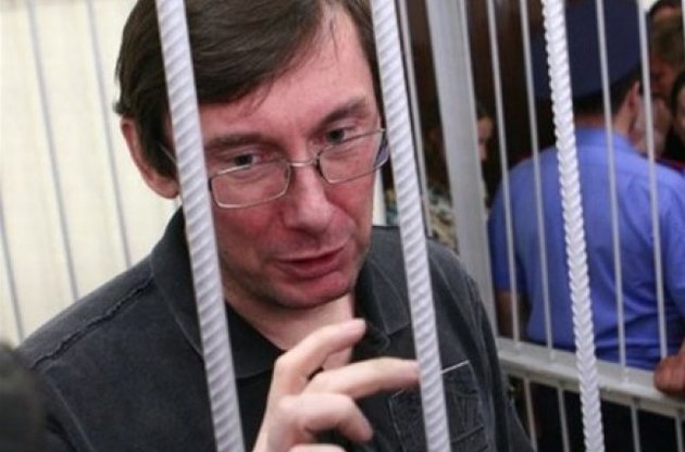 Пенитенциарная служба заверила, что не сделает Луценко инвалидом: он регулярно получает лекарства