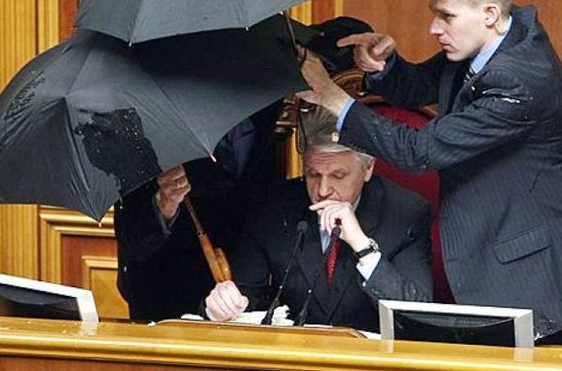 Литвин запропонував заборонити в Раді парасольки і яйця