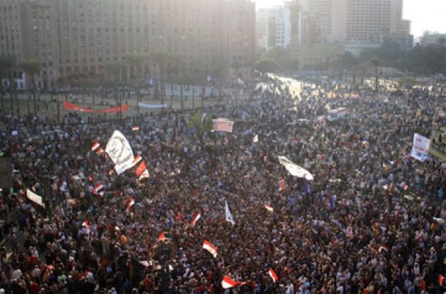 По всьому Єгипту супротивники нового президента трощать і спалюють офіси його партії