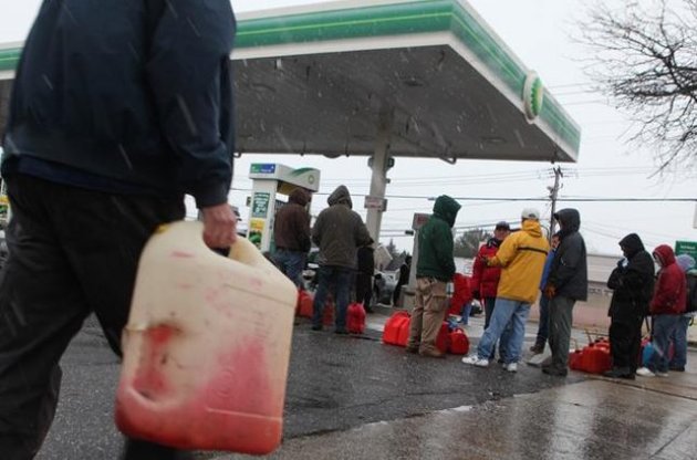 Пострадавший от урагана Нью-Йорк ввел ограничения на продажу бензина