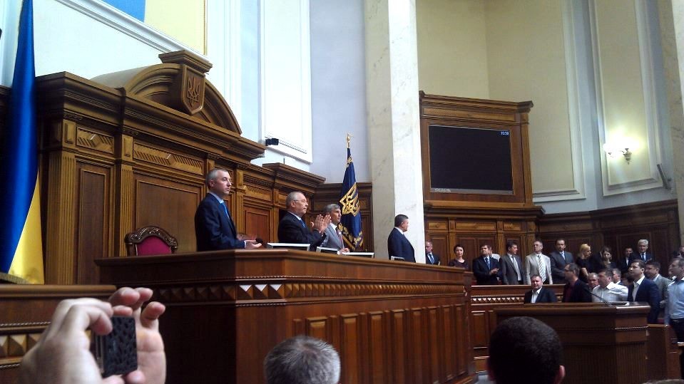 Депутаты из провластного большинства приветствовали Януковича стоя и аплодисментами