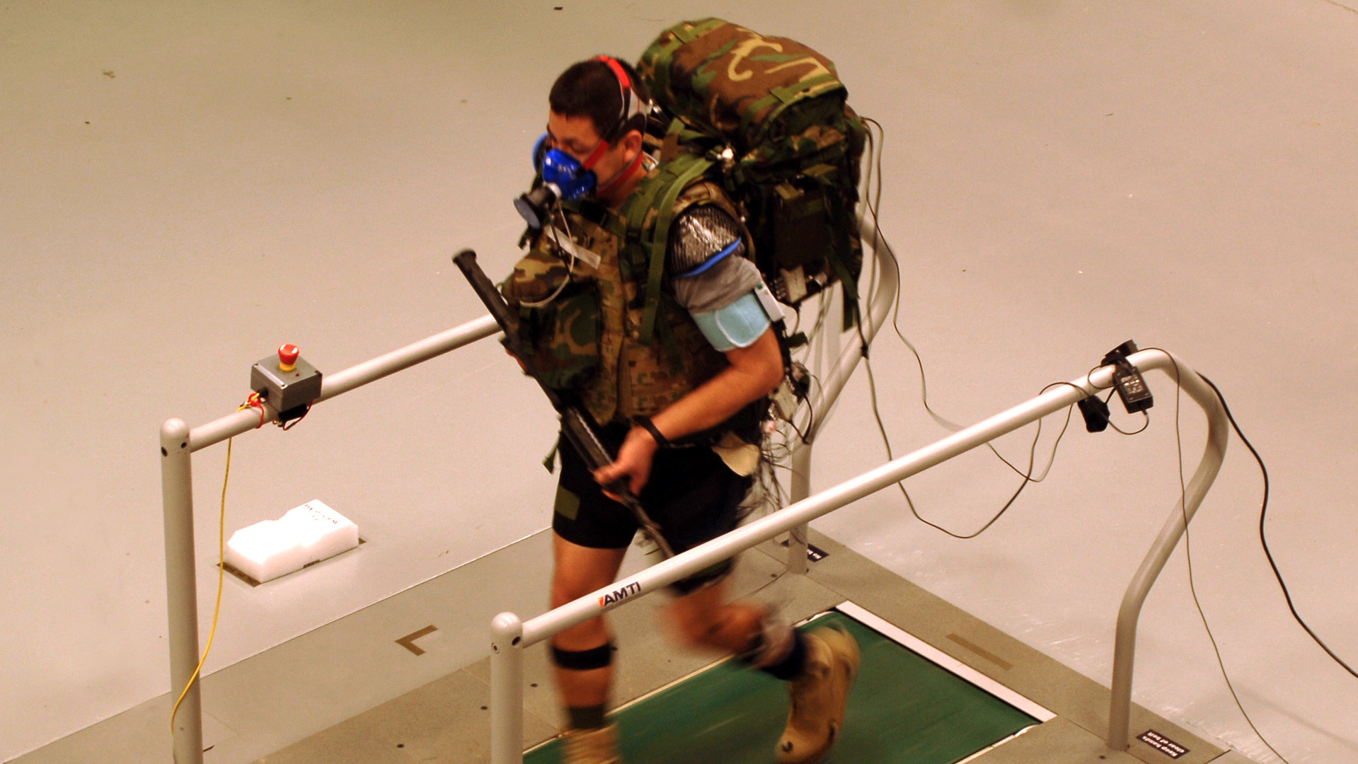 Экипированный прототипом костюма военнослужащий шагал по беговой дорожке с рюкзаком массой 27,6 килограмма за плечами