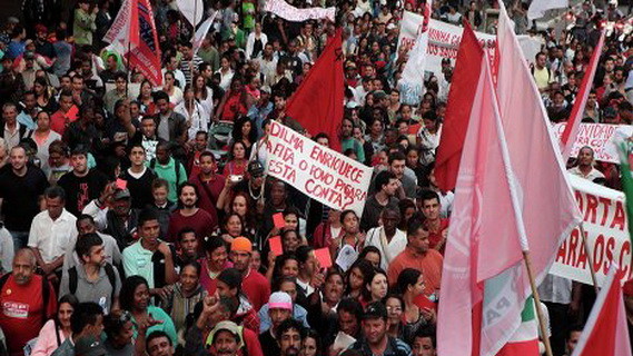 В Бразилии на антиправительственные демонстрации вышли более 200 тысяч человек