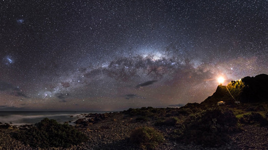 Главным победителем и лучшим в категории "Земля и космос" был признан австралиец Марк Джи с фотографией Магеллановых Облаков - двух небольших галактик-спутников, вращающихся вокруг Млечного Пути.