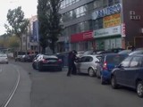 В Киеве вооруженные люди на Porsche обстреляли машину