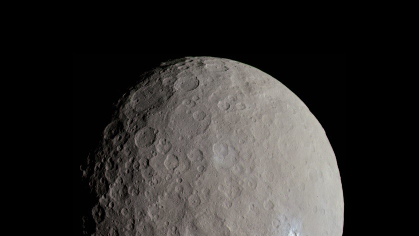 Первое цветное изображение карликовой планеты получено монтированием снимков, которые были сделаны станцией Dawn 4 мая 2015 года