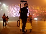 Brother Nut пылесосил воздух рядом с достопримечательностями Пекина