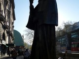 Члены "Гринпис" прикрепили маски на памятники в Лондоне