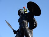 Члены "Гринпис" прикрепили маски на памятники в Лондоне