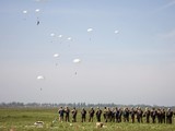 Бойцы прыгали с парашютом в разных условиях