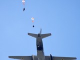 Бойцы прыгали с парашютом в разных условиях