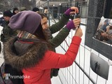 Люди заклеили забор посольства фотографиями раненных детей Алеппо