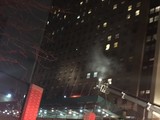 Пожарные оперативно прибыли к горящему небоскребу