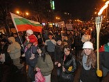 В Софии демонстранты закидали правительственные здания яйцами и помидорами.