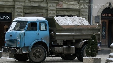 Через снігопади у Львові всі комунальні служби працюють в посиленому режимі