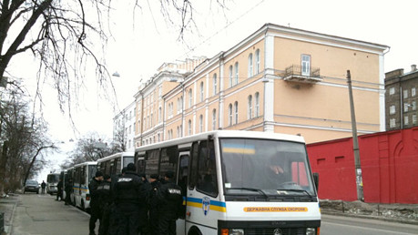На улице Толстова 5 автобусов с милицией