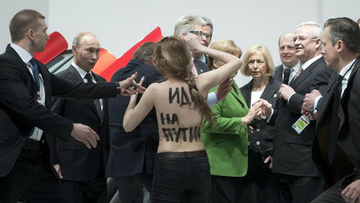 После топлес-встречи Femen с Путиным немцы завели на девушек уголовные дела