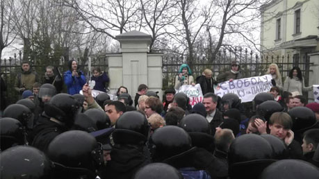 Возле президентской резиденции Межигорье  собрались на акцию протеста около 100 активистов