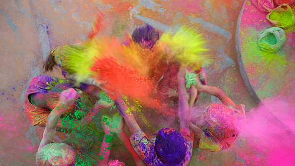 Красочный фестиваль Холи - это один из наиболее ярких праздников Индии! Его сопровождают традиционные осыпания разноцветными порошками, изготовленными из трав